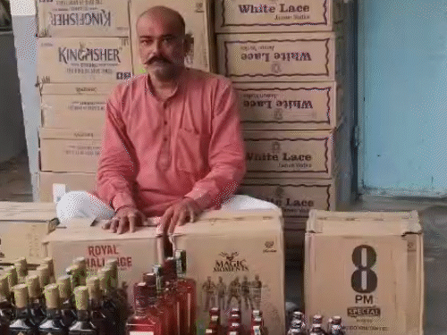 અમદાવાદના મેમ્કોમાં પાનના ગલ્લામાંથી 831 દારૂ-બિયર બોટલો PCBએ પકડી