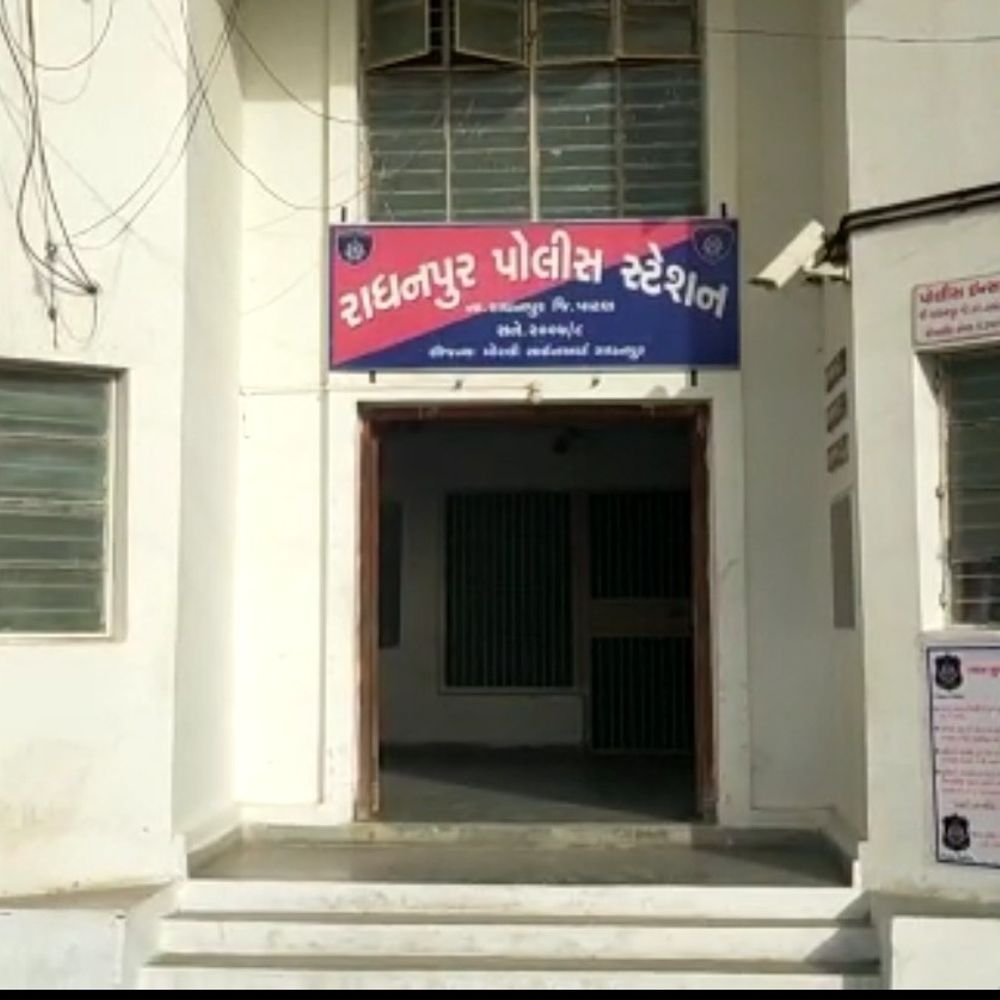 રાધનપુરમાં મહિલા પર પાડોશીએ દુષ્કર્મ આચર્યું:મિત્રતા કેળવી વારંવાર શારીરિક સંબંધ માટે દબાણ, ઘરમાંથી કઢાવી મૂકવાની ધમકી આપી શોષણ કર્યુ