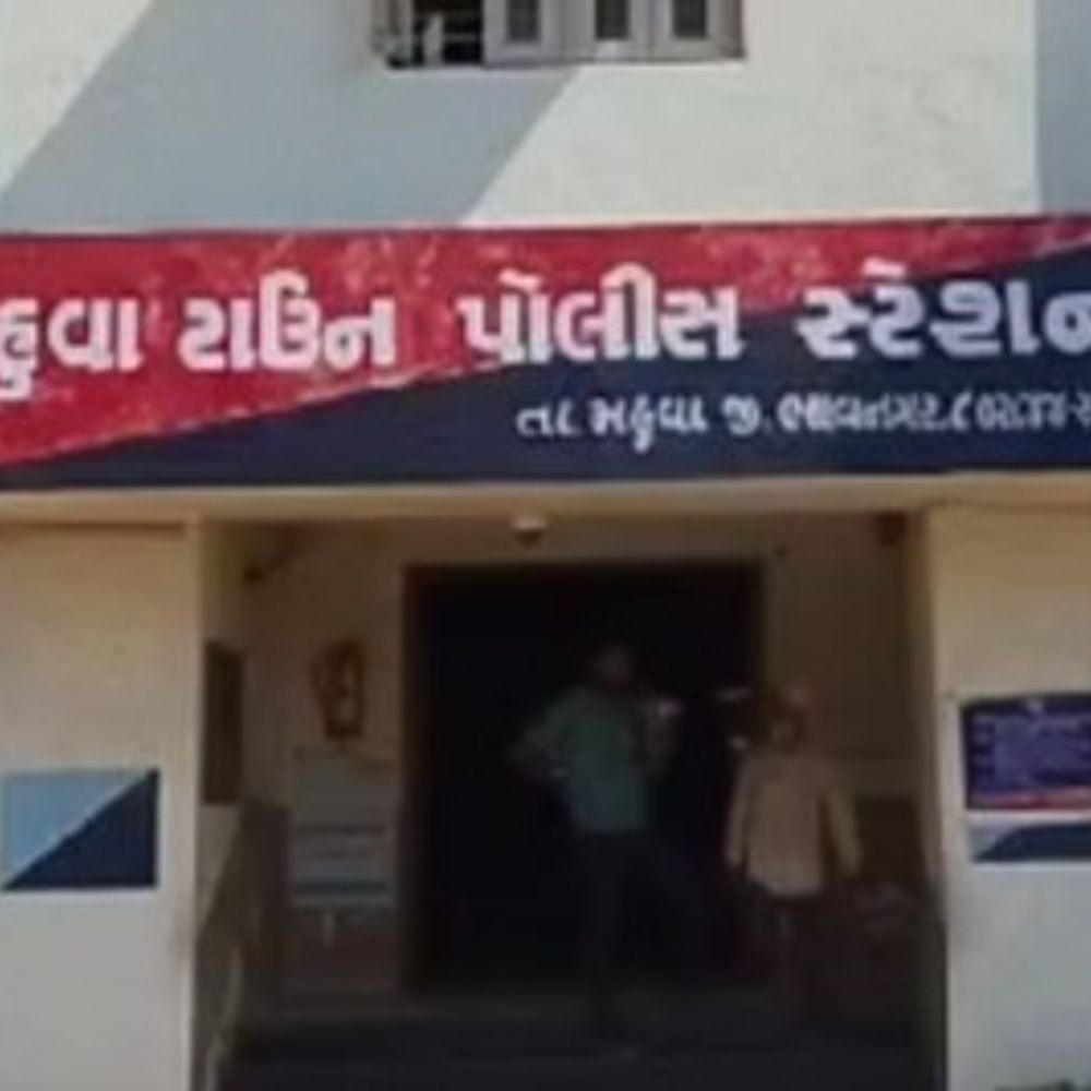 ત્રણ શખસનો યુવક પર છરીથી હુમલો કરીને ઢીકાપાટુનો માર માર્યો:ઇજાગ્રસ્તને સારવારમાં ખસેડાયો, મહુવામાં મિત્રની બાઈક અથડાવવા મુદ્દે માથાકૂટ