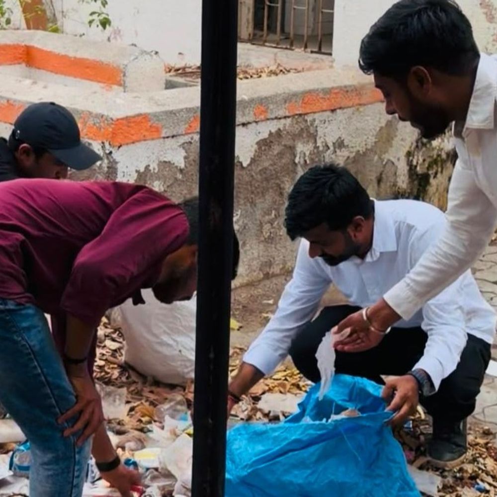 ગંદકી મુદ્દે અનોખો વિરોધ કરાયો:રાજકોટની સૌરાષ્ટ્ર યુનિવર્સિટીમાં કચરો સીધો VCના ટેબલ પર ઠાલવાયો, કુલપતિએ એક સપ્તાહમાં સફાઈ કરાવવાની ખાતરી આપી