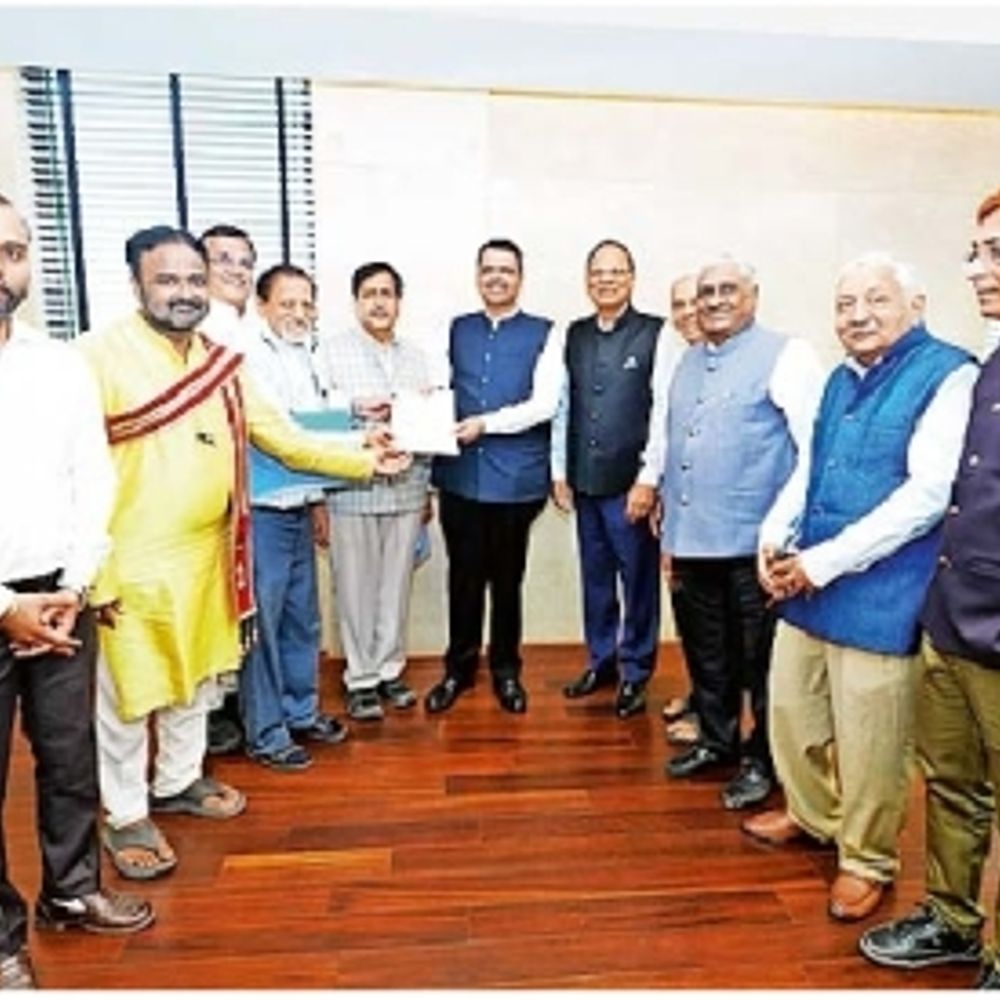 જૈન સમાજના આગેવાનોએ ફડણવીસને મળી  વિવાદનો શાંતિપૂર્ણ ઉકેલ લાવવા અનુરોધ કર્યો.