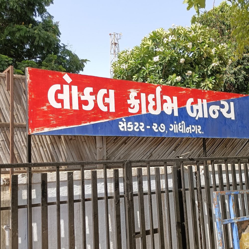 દહેગામના બે બૂટલેગર મોપેડ પર દારૂ-બિયર વેચતા ઝડપાયા:માલ સપ્લાય કરનાર બુટલેગર ફરાર, બે સ્કૂટર, મોબાઈલ અને રોકડ સહિત ₹ 1.03 લાખનો મુદ્દામાલ જપ્ત