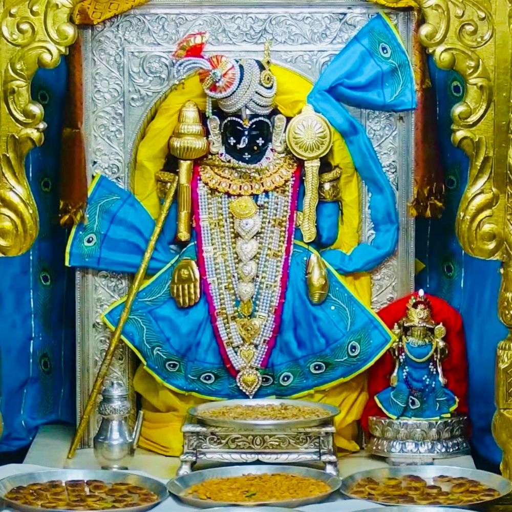 શ્રદ્ધા-આસ્થા-ભક્તિનો માહોલ:અધિક માસમાં જગતમંદિરે કાળીયા ઠાકરને રોજ સરેરાશ 56,667 ભાવિકે શિશ ઝૂકાવ્યું