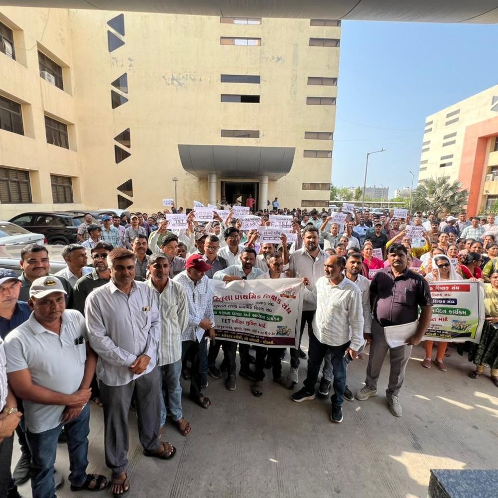 મોરબીમાં કલેક્ટર કચેરીએ શિક્ષકોના ધરણા:2010 પહેલાં ભરતી થયેલા શિક્ષકોને ટેટમાંથી મુક્તિ, પ્રમોશનના હક્કો જાળવવા રજૂઆત