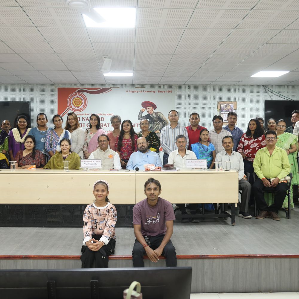 VNSGU માં ચાર કર્મચારીઓ નિવૃત્ત થતા વિદાય સમારોહ:કર્મચારીઓને શાલ, પુષ્પગુચ્છ અને સ્મૃતિચિહ્ન અર્પણ કરીને સન્માનિત કરવામાં આવ્યા