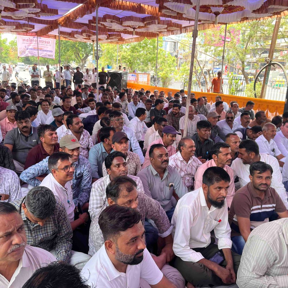 પાલનપુરમાં શિક્ષકોના ધરણા, કલેક્ટર કચેરી બહાર વિરોધ:પડતર પ્રશ્નો અને ફરજિયાત TET પરીક્ષા સામે આવેદન