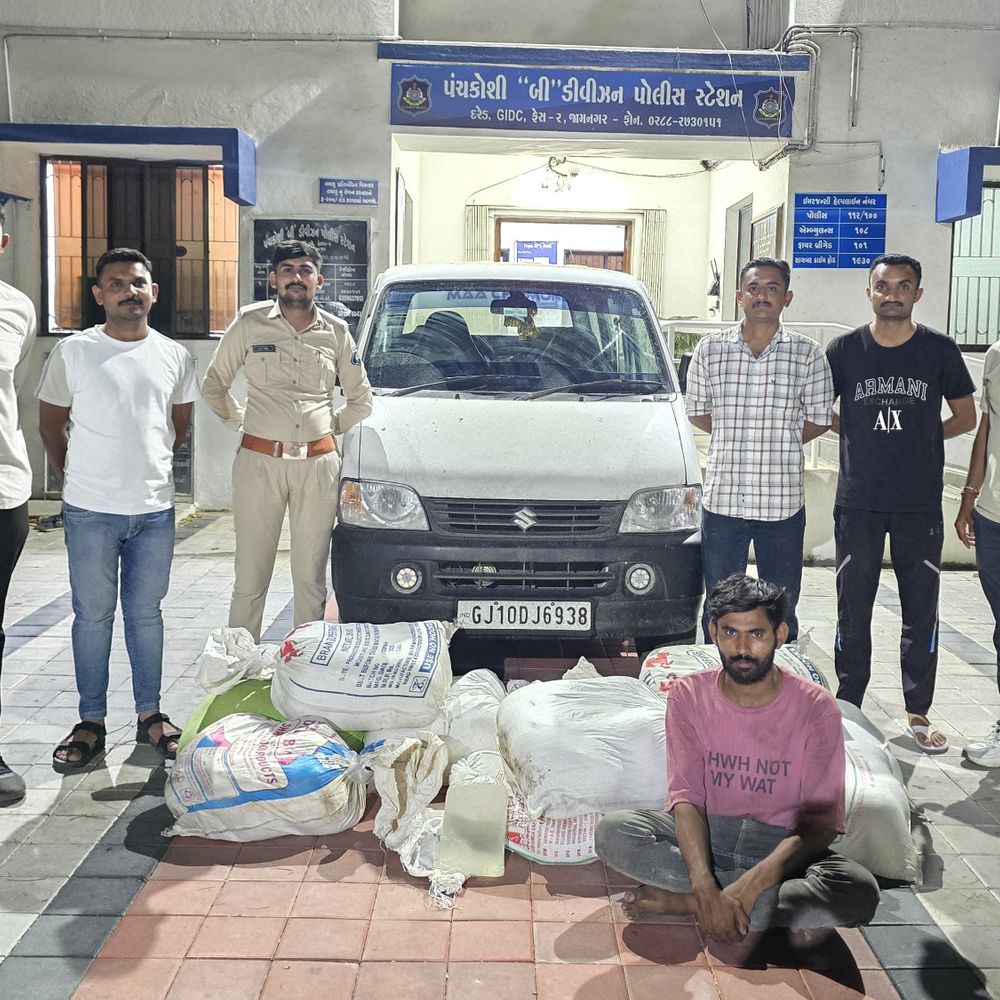 દરેડ પાસે સફેદ રંગની ઈકો કાર દેશી દારૂ ઝડપાયો:4 લાખના મુદ્દામાલ સાથે કારચાલકની ધરપકડ, મોકલનાર અને ખરીદનાર સહિત 3 ફરાર