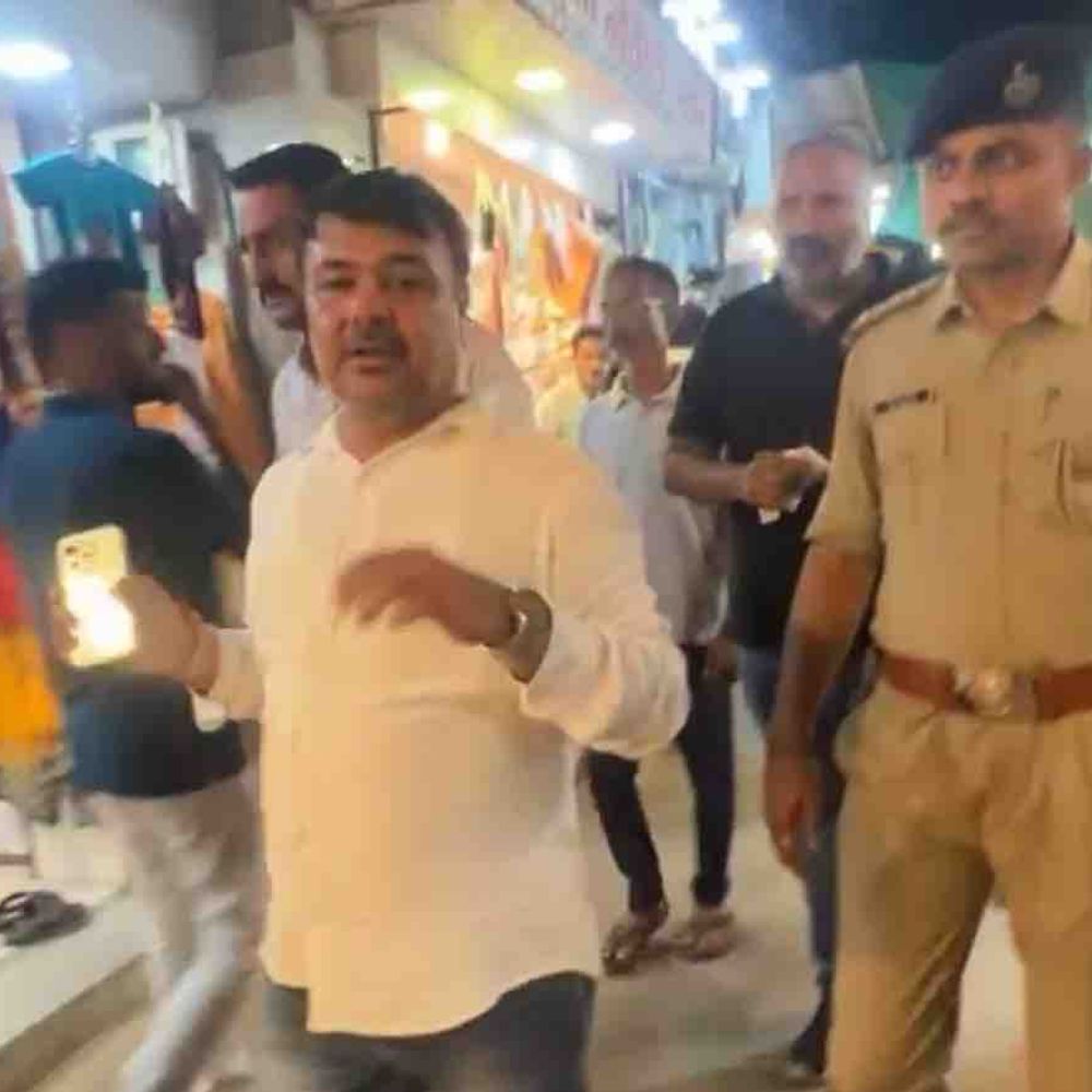 દ્વારકા મંદિરે દબાણો હટાવવા તંત્ર સક્રિય:મુખ્ય માર્ગો પરના હંગામી દબાણકારોને ચેતવણી અપાઈ