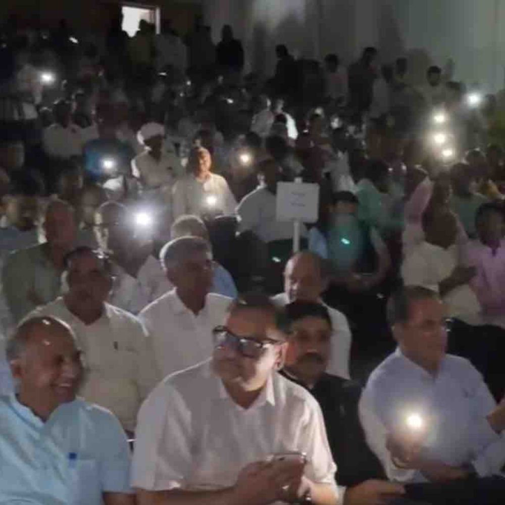 પાલનપુરમાં વિકસિત ભારત સંકલ્પ સંમેલનમાં વીજ પુરવઠો ખોરવાયો:મંત્રીઓ અને અધિકારીઓને અંધારામાં કાર્યક્રમ ચાલુ રાખવો પડ્યો