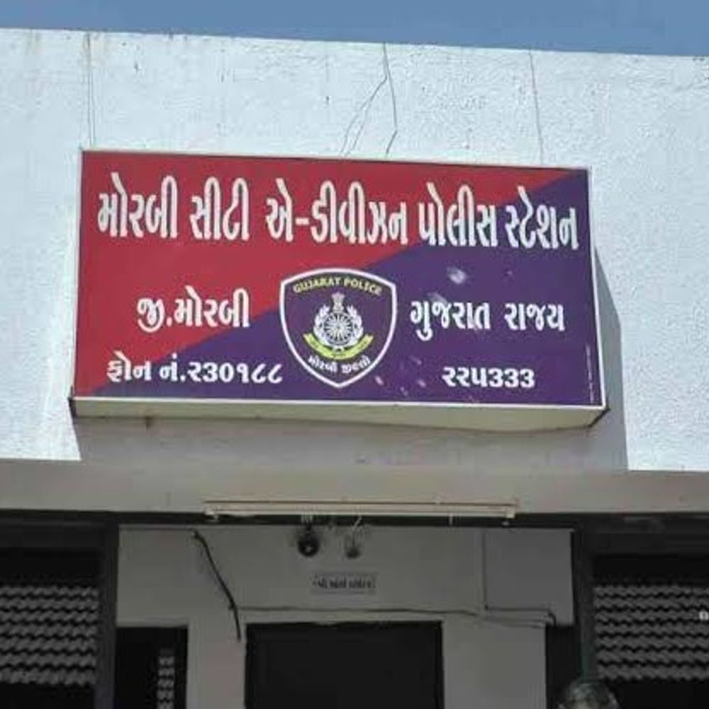 રવાપરમાં જાહેરમાં જુગાર રમતા 6 ઝડપાયા:રામજી મંદિર પાછળ પોલીસનો દરોડો, ₹22,500નો મુદ્દામાલ જપ્ત