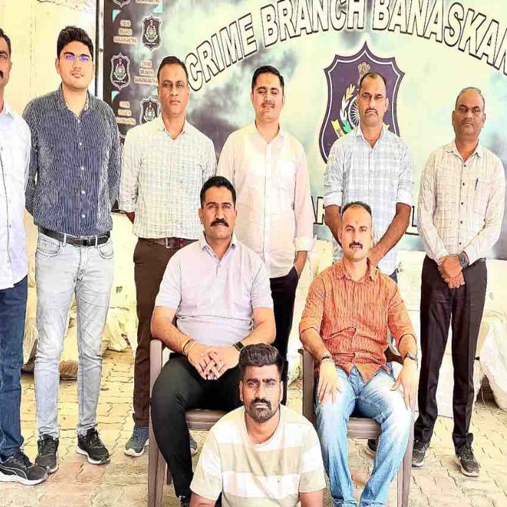 પાલનપુર હાઈવે લૂંટનો ભેદ ઉકેલાયો, એક ઝડપાયો:રાજસ્થાન પોલીસ બની લૂંટ કરનાર પાસેથી ₹11.33 લાખનો મુદ્દામાલ જપ્ત