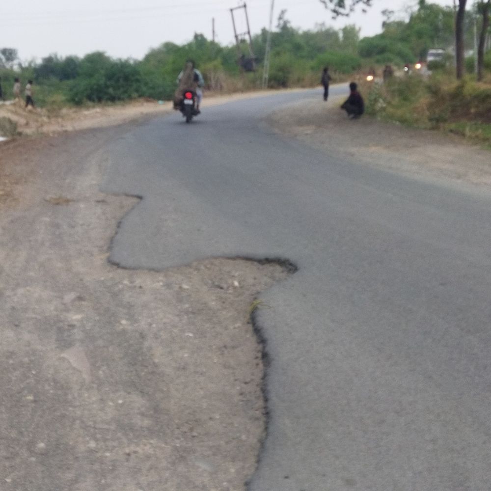 માગ ઉઠી:ભંગાર વાત્રક કોલોની રોડ રિપેર કરો