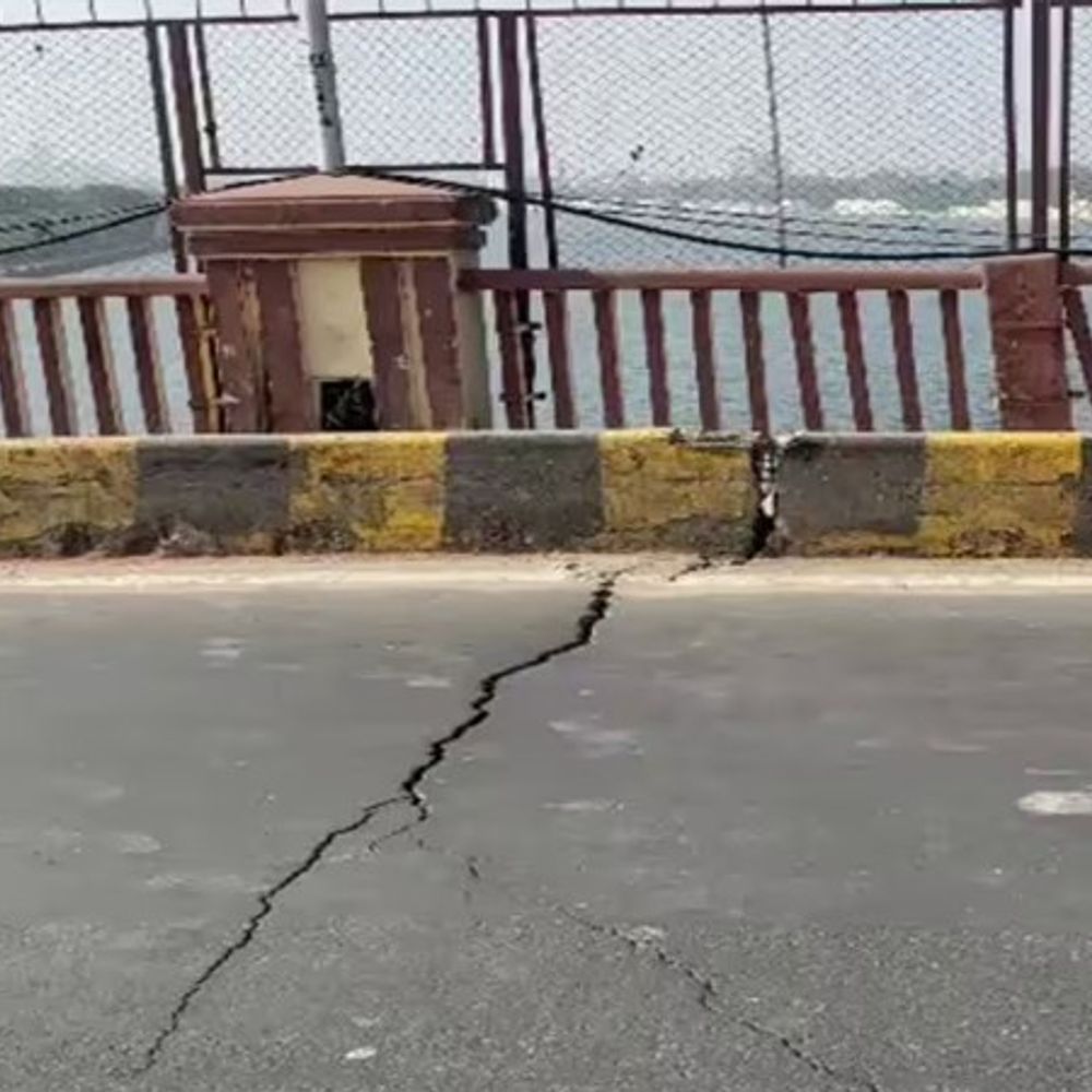 વાઘ નદીનો બ્રિજ જોખમી, વાહનવ્યવહાર બંધ:વલસાડમાં 15 ઓક્ટોબર, 2026 સુધી ડાયવર્ઝન અમલમાં