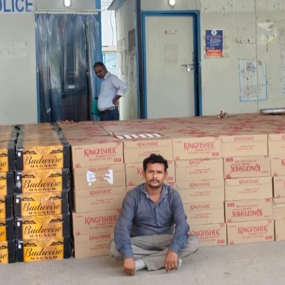 અટલાદરામાંથી 25 લાખનો વિદેશી દારૂ ઝડપાયો:પાયલોટિંગ સાથે દમણથી લઈને નીકળ્યો ને વડોદરામાં SMCએ એક દબોચ્યો