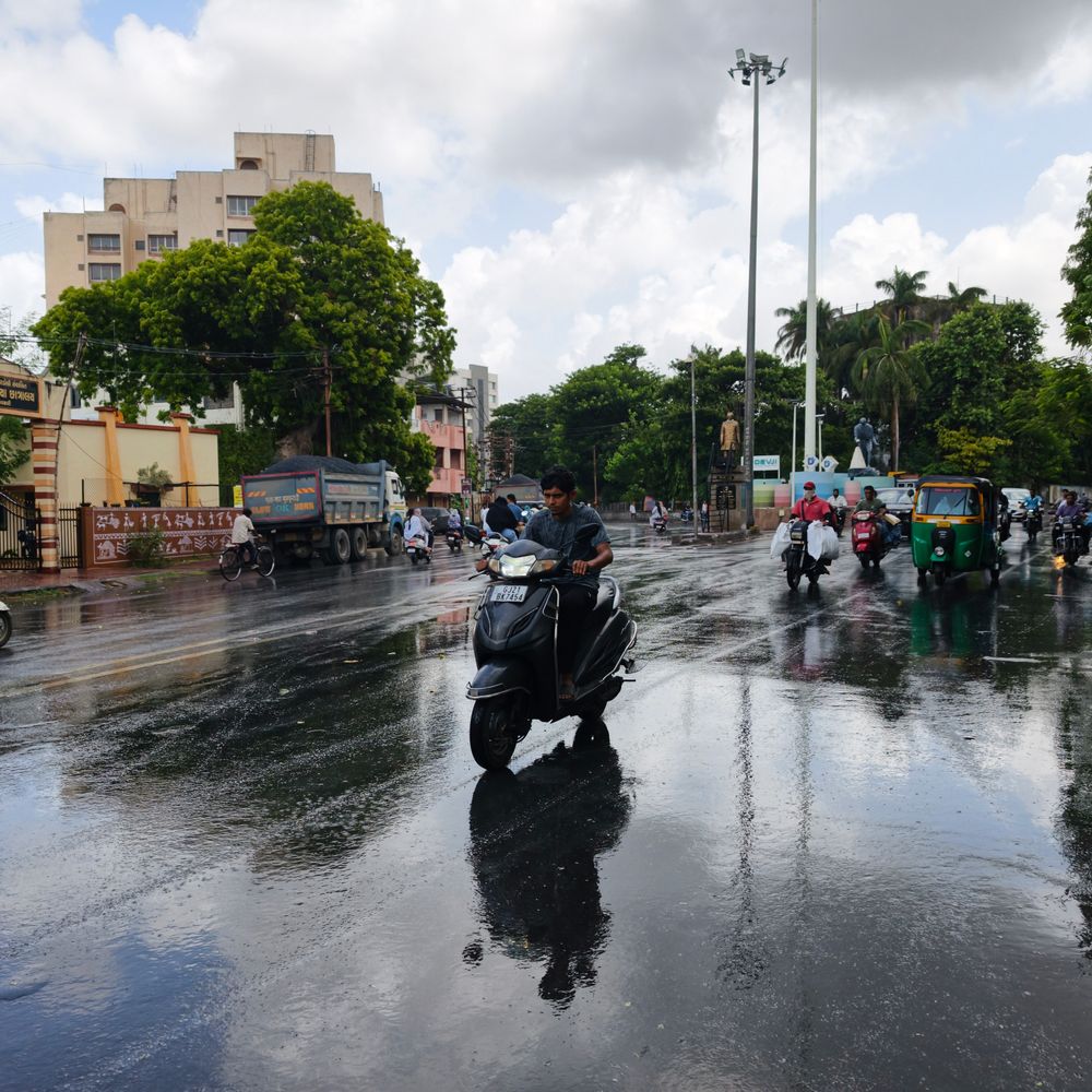 નવસારીના વાતાવરણમાં પલટો સાથે વરસાદનું આગમન:સર્કિટ હાઉસ અને ડેપો વિસ્તારમાં વરસાદી ઝાપટાં પડ્યા; અસહ્ય ગરમીથી આંશિક રાહત, પણ વાવણી લંબાવાની ભીતિ