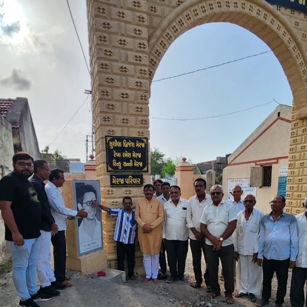 ચમનપર ગામે ડૉ. પ્રશાંત મેરજા પ્રવેશદ્વારનું લોકાર્પણ:દિવ્યાંગ યુવાનના હસ્તે ઉદ્ઘાટન, મેરજા પરિવારે આપી સંવેદનાની મિસાલ