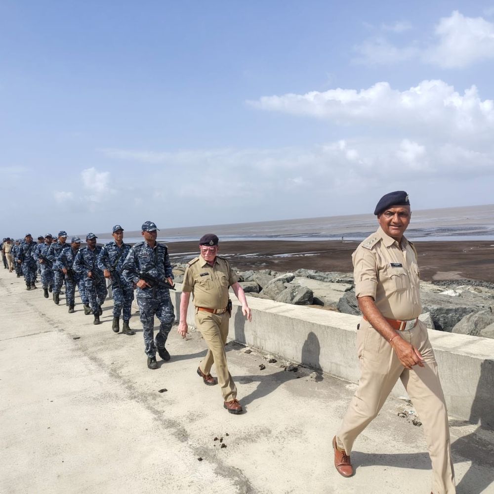 વલસાડના દરિયાકાંઠા વિસ્તારમાં ટાસ્ક ફોર્સનું આકસ્મિક ચેકિંગ:મધદરિયામાં થતી શંકાસ્પદ ગતિવિધિઓ અંગે સતર્ક રહેવા માછીમારોને જાગૃત કરાયા