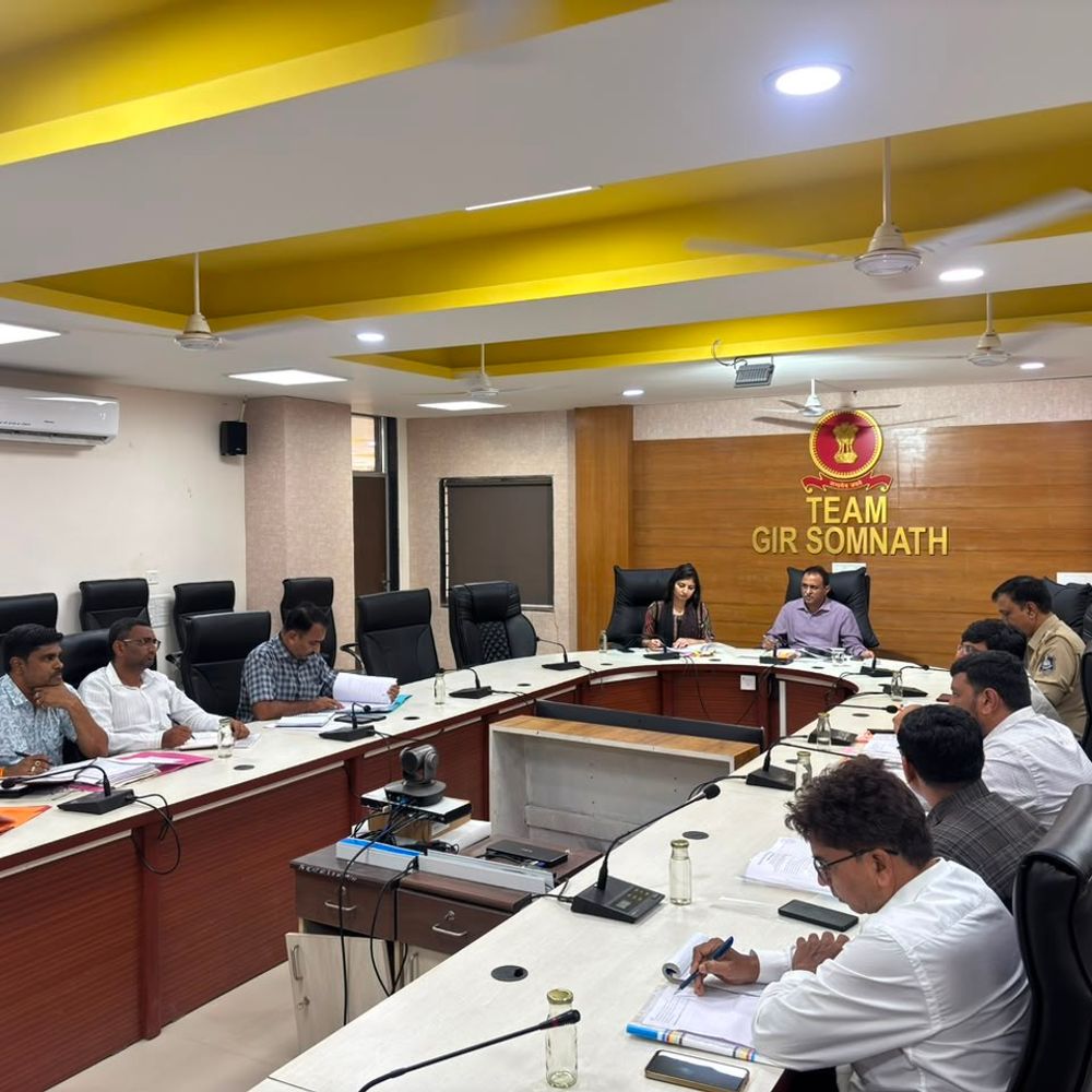 ગીર સોમનાથમાં મેન્યુઅલ સ્કેવેન્જિંગ નાબૂદીની સમીક્ષા:અનુસૂચિત જાતિ-જનજાતિ કલ્યાણ યોજનાઓ પર કલેક્ટરની અધ્યક્ષતામાં બેઠક યોજાઈ