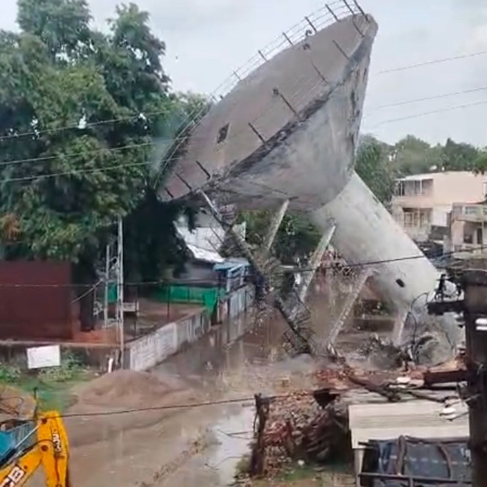 માત્ર 4 સેકન્ડમાં ટાંકી ધરાશાયી, VIDEO:વડોદરાના ડબકા ગામમાં તંત્રએ જર્જરીત પાણીની ટાંકીને જમીનદોસ્ત કરી, ધડાકાભેર જમીન પર પડતા ધૂળની ડમરીઓ ઉડી