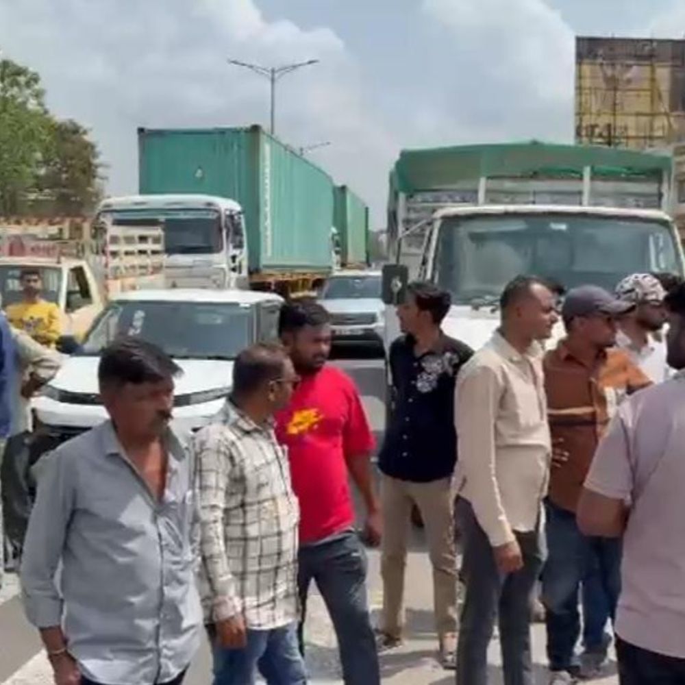 બિસ્માર રસ્તાથી લોકો ત્રાહિમામ:રાજકોટના બેડી અને હડમતીયા વચ્ચે ગ્રામજનોએ કર્યો ચક્કાજામ, જુદા-જુદા અકસ્માતોમાં બે વ્યક્તિનાં મોત થયાનો આરોપ