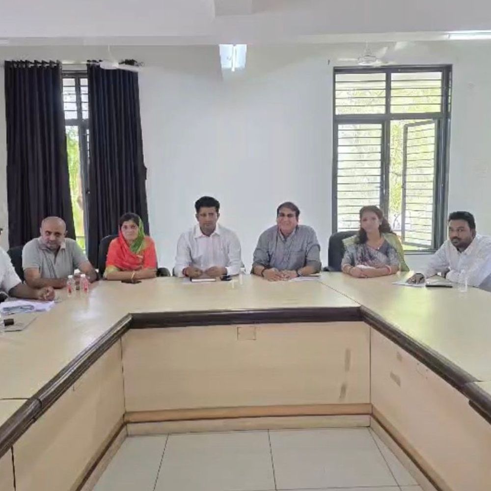 રાજકોટ મનપામાં પણ પતિરાજ !:વોર્ડ નં. 2નાં વિકાસકાર્યો માટેની ખાસ બેઠકમાં મહિલા કોર્પોરેટરોના પતિદેવોએ હાજરી આપતા ભારે વિવાદ, જનરલ બોર્ડમાં મુદ્દો ગાજવાની શક્યતા