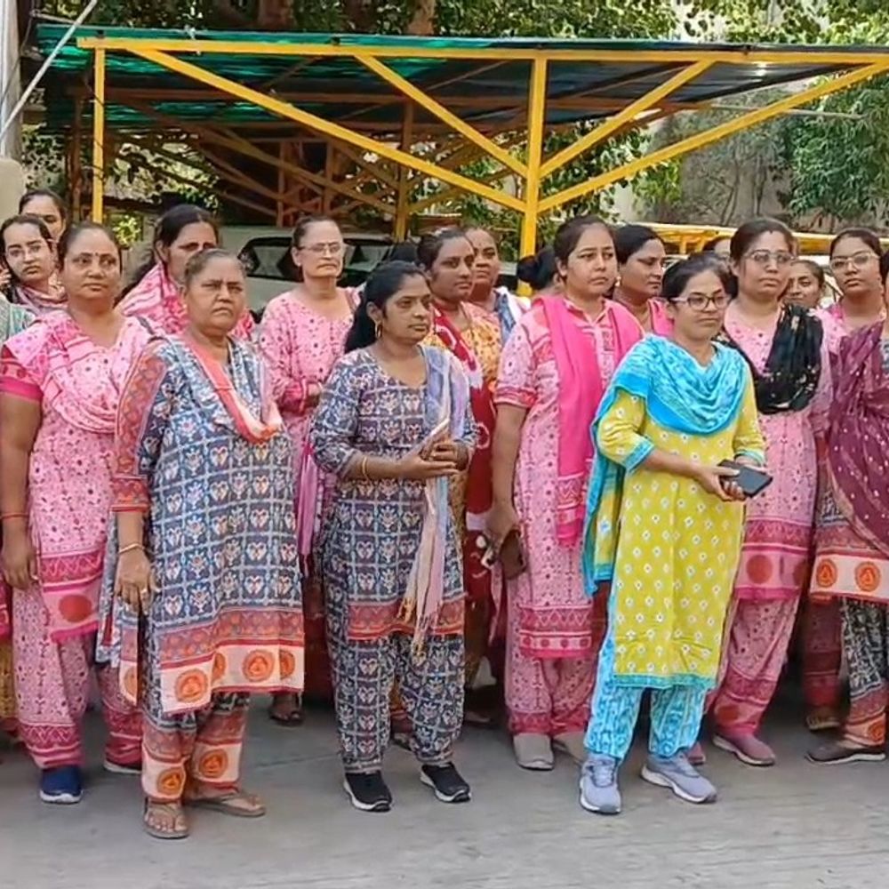 જામનગરમાં આંગણવાડી બહેનોએ કમિશનરને રજૂઆત કરી:પડતર પ્રશ્નોના નિરાકરણની માંગ સાથે સામુહિક રાજીનામાની ચીમકી