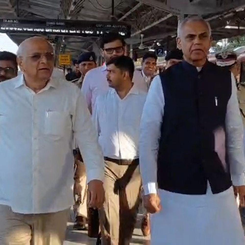 રાજ્યપાલ, CM વંદે ભારતથી નવસારી પહોંચ્યા:ખેરગામમાં વૃક્ષારોપણ કરશે; ભાજપના નેતાઓના સ્થાને પોલીસ અને વહીવટી અધિકારીઓએ આવકાર્યા