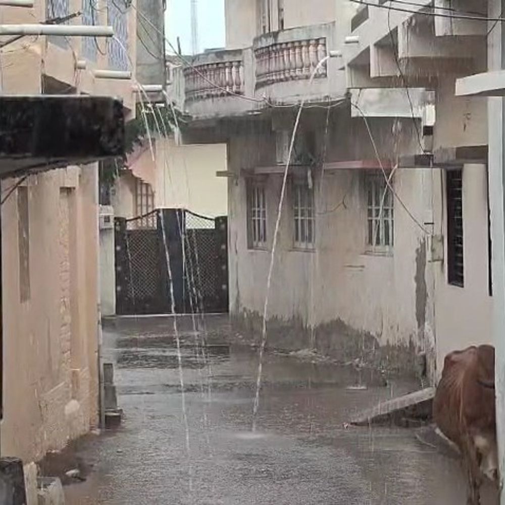 બરવાળા શહેર અને ગ્રામ્ય વિસ્તારોમાં વરસાદ:ગરમીમાંથી રાહત, રસ્તાઓ પર પાણી વહેતા થયા
