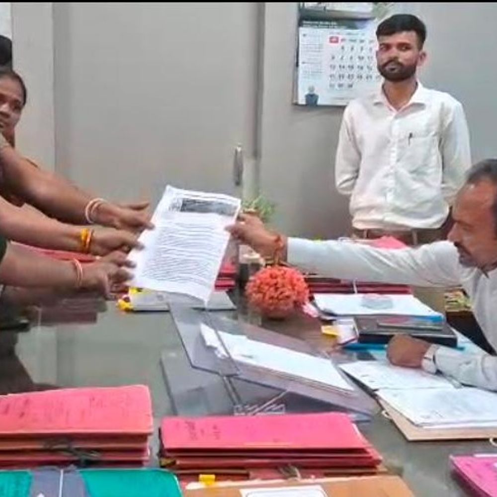 આશાવર્કર બહેનોની સુરેન્દ્રનગર કલેક્ટરને રજૂઆત:લઘુતમ વેતન મુજબ પૂરતો પગાર ચૂકવવાની માંગ, હડતાળની ચીમકી
