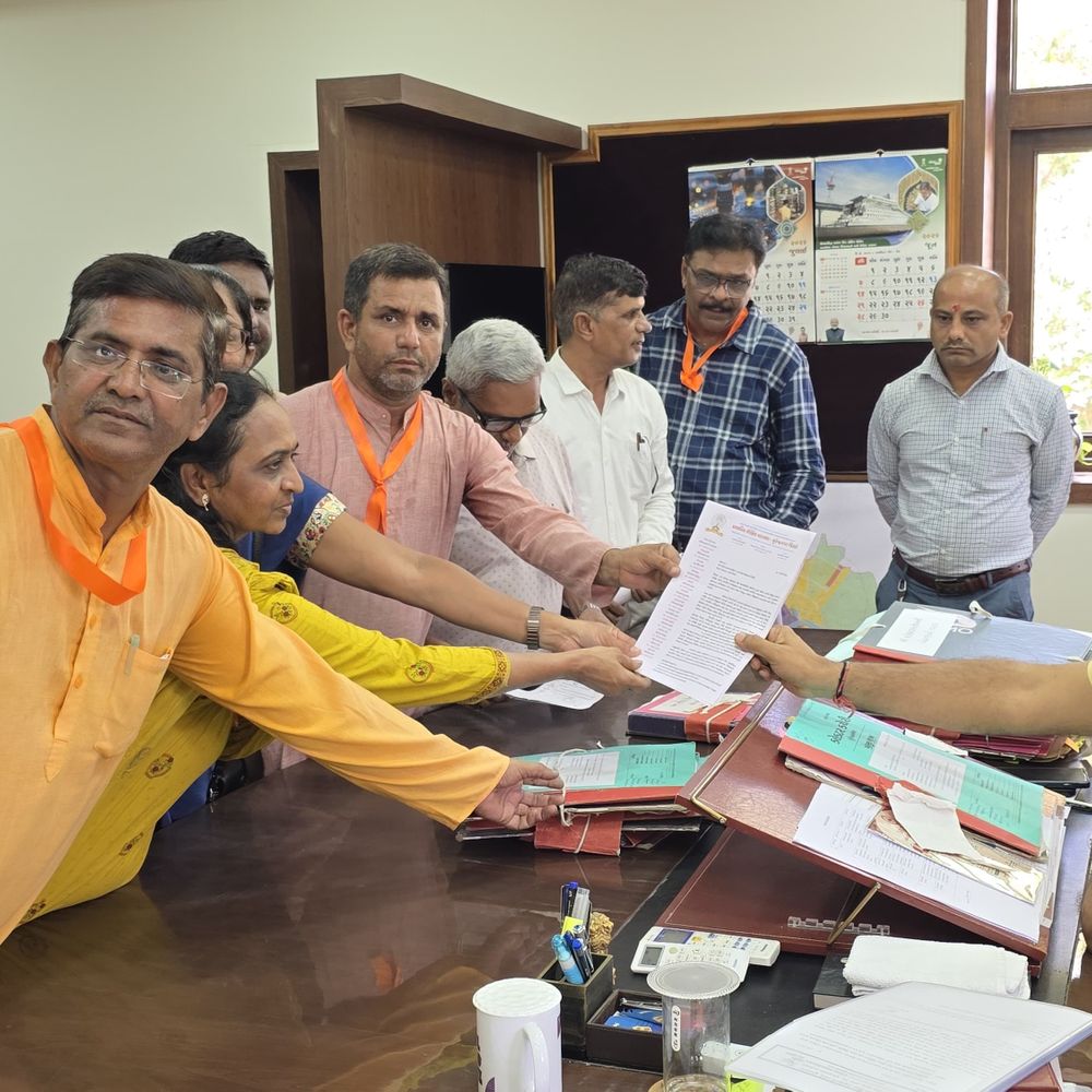 TET પરીક્ષા મુદ્દે શિક્ષકો લડી લેવાના મૂડમાં:શિક્ષકોએ સુરેન્દ્રનગર કલેક્ટરને આવેદનપત્ર આપ્યું, ઉગ્ર આંદોલનની ચીમકી