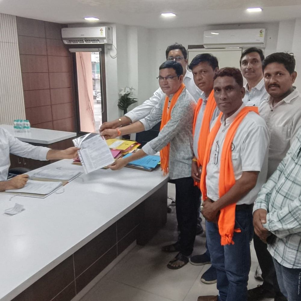 TET પરીક્ષા મુક્તિ માટે શિક્ષકોનું રાજપીપળામાં પ્રદર્શન:સુપ્રીમ કોર્ટના નિર્ણય સામે જિલ્લા કલેક્ટરને આવેદનપત્ર પાઠવ્યું