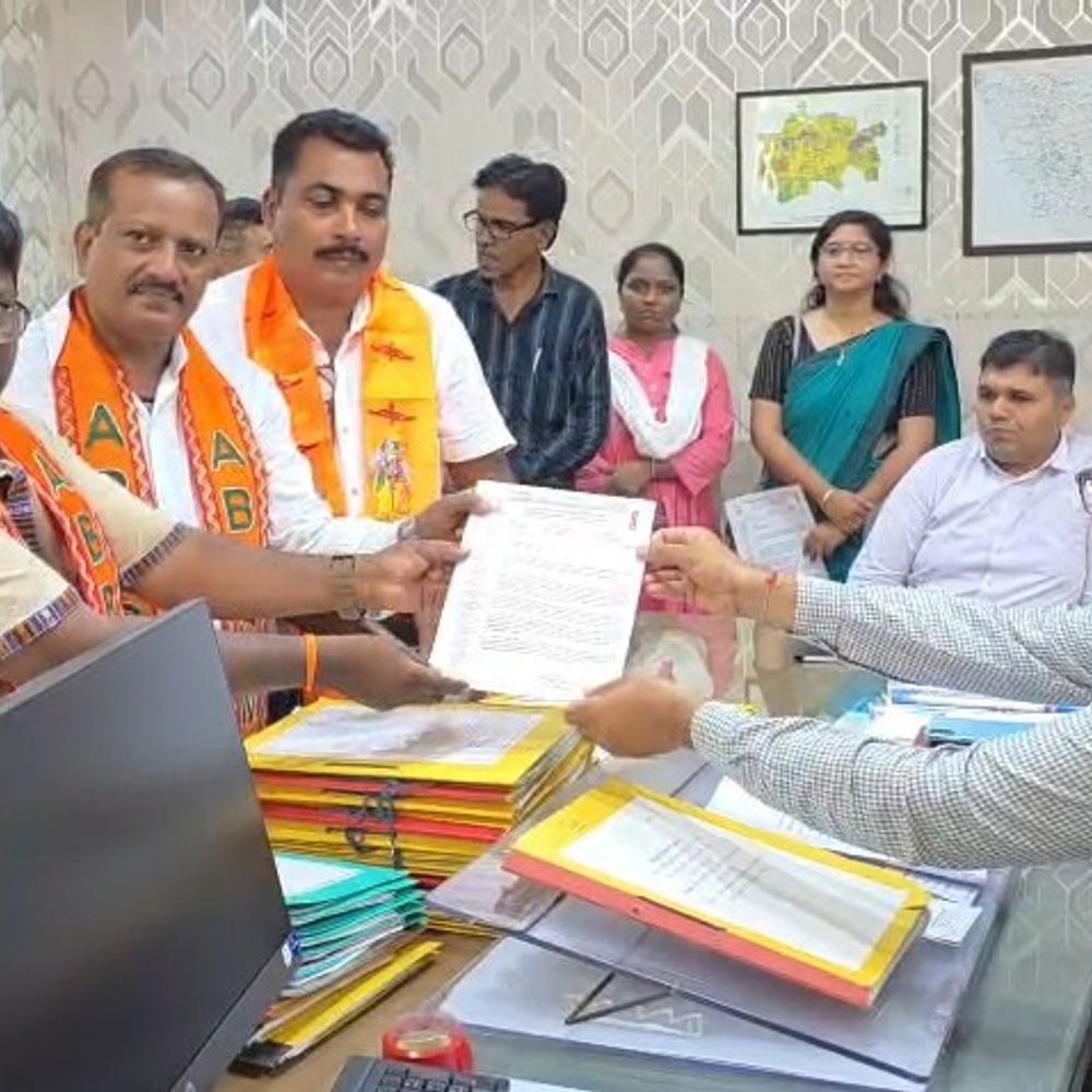સુપ્રીમ કોર્ટના TET ફરજિયાત કરવાના નિર્ણયનો વિરોધ:નવસારીમાં શિક્ષકોએ કલેક્ટરને આવેદન આપ્યું; 'નિવૃત્તિની ઉંમરે પરીક્ષાનું દબાણ કેમ?'