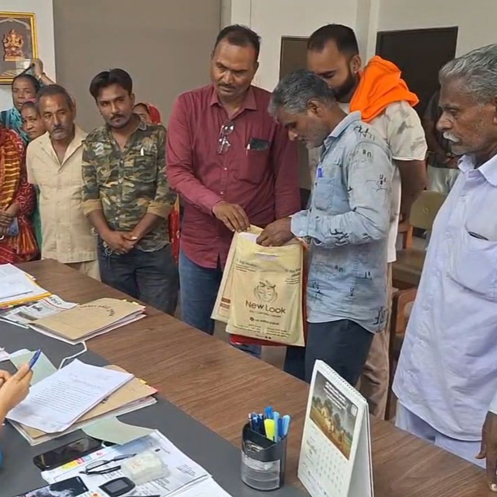 ગિરનાર અભયારણ્ય નજીક વિસ્તારમાં વન વિભાગની નોટિસ:જૂનાગઢના દૂબળી વિસ્તારમાં વન વિભાગે ફટકારેલી 83 નોટિસોથી ગણેશનગરમાં ફફડાટ, રહીશો ન્યાય મેળવવા કલેક્ટર કચેરીએ આવેદનપત્ર પાઠવ્યું,