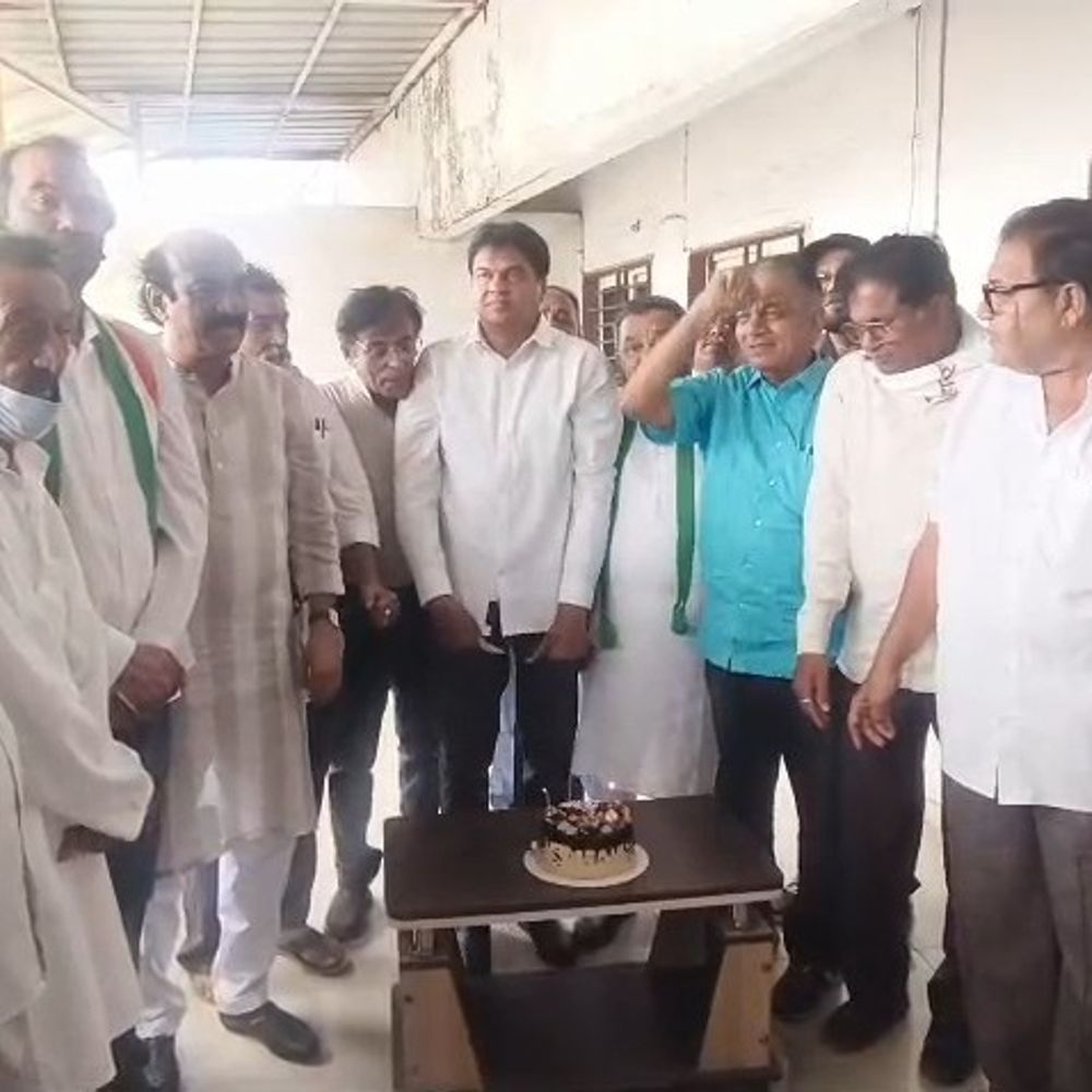 ભરૂચ કોંગ્રેસે રાહુલ ગાંધીનો જન્મદિવસ ઉજવ્યો:જિલ્લા કાર્યાલય ખાતે કેક કાપી, આગેવાનો-કાર્યકરો જોડાયા