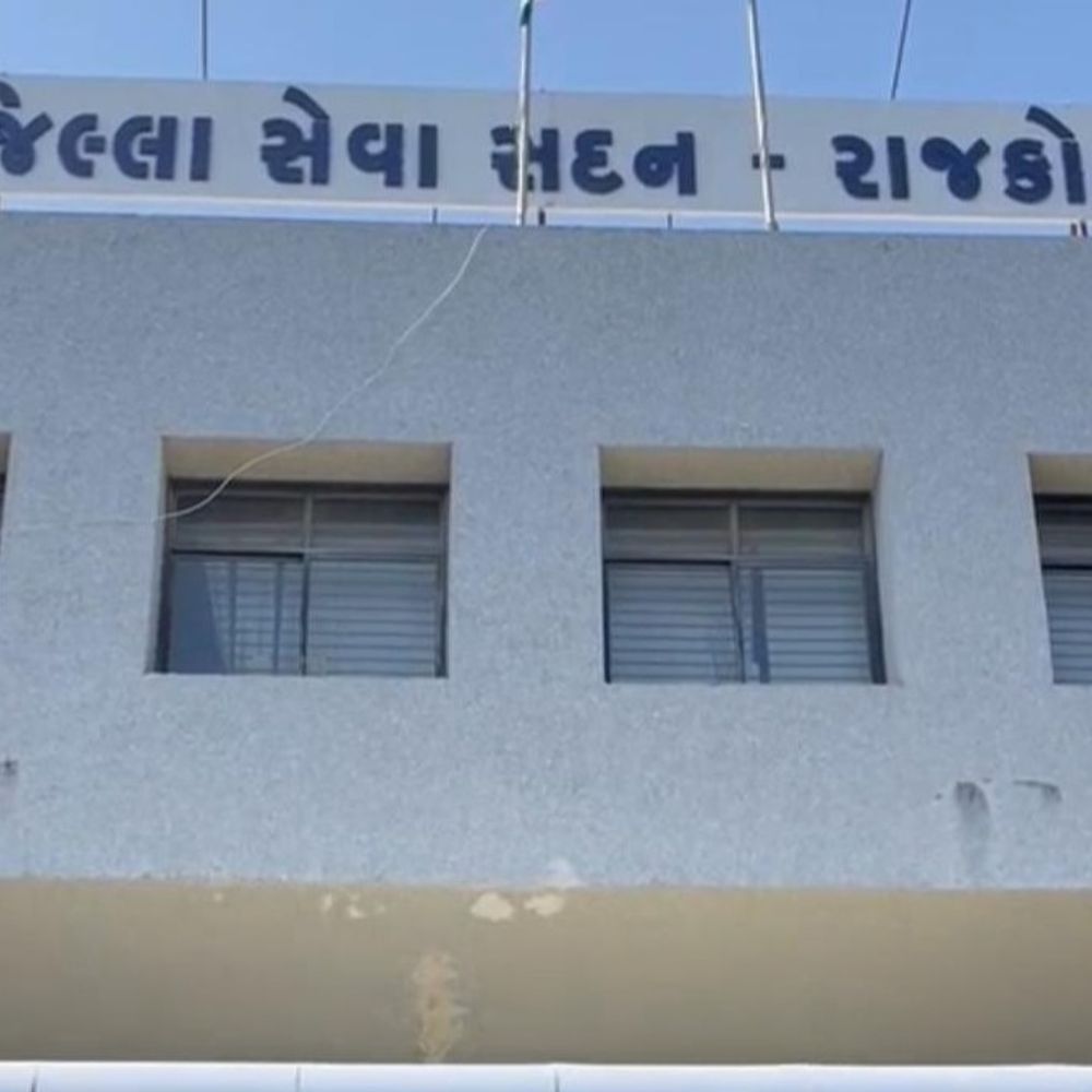 આધારકાર્ડ કઢાવવા માંગતા લોકો માટે રાહત:કલેકટર કચેરીના જનસેવા કેન્દ્રમાં પણ હવે આધારકાર્ડની સેવા શરૂ થશે, જામનગર-વડોદરા ઈન્ટરસિટી 15 દિવસ બાજવા સ્ટે. સુધી દોડશે