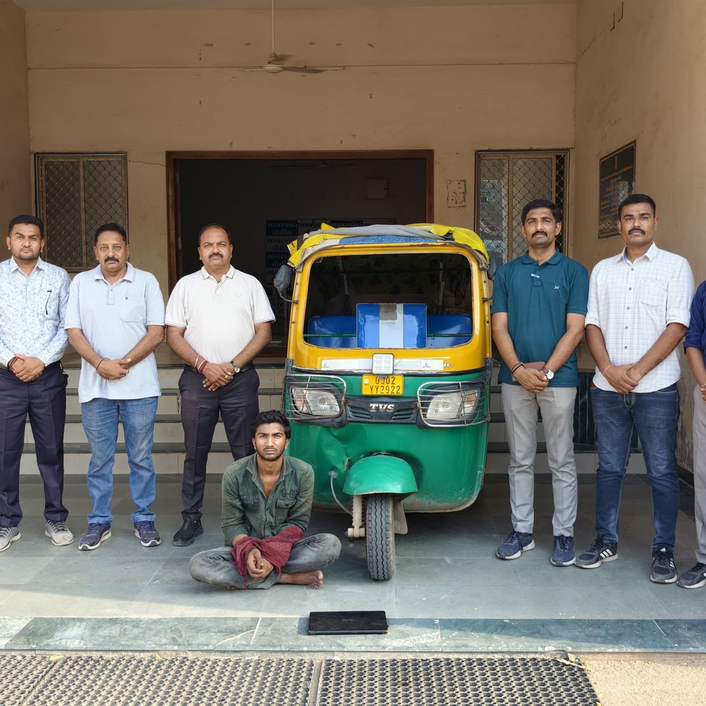 હિંમતનગર SOG એ ચોરીની રીક્ષા-લેપટોપ સાથે એકને ઝડપ્યો:પોલીસ હેડક્વાર્ટરના દરવાજા આગળ ઇડર રોડ પરથી આરોપી પકડાયો