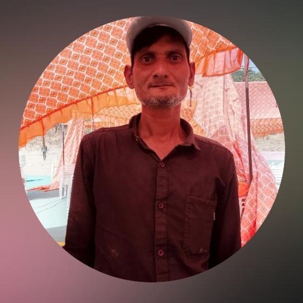 ગોધરામાં મંડપ બાંધતા શ્રમિકનું વીજ કરંટથી મોત:ભેજવાળા વાતાવરણમાં મંડપનું કાપડ બાંધતી વખતે હાથ જીવંત વાયરને અડી જતાં કરંટ લાગ્યો