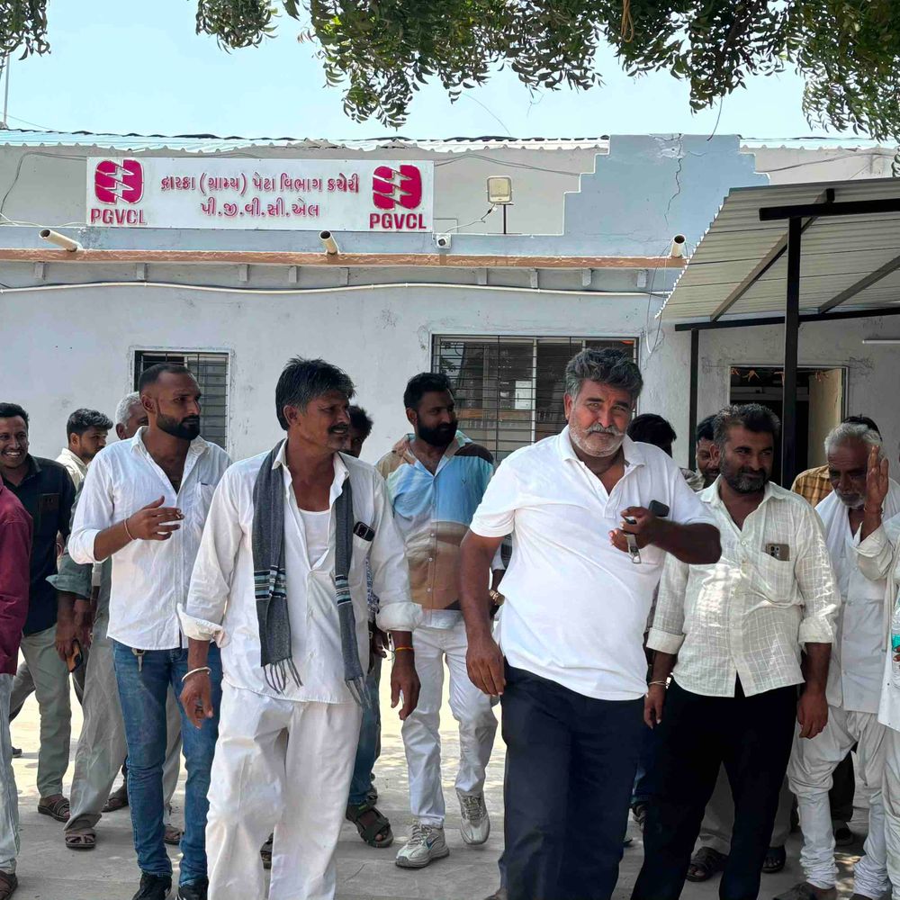દ્વારકાના 6 ગામોના ખેડૂતોની વીજ સમસ્યાથી ત્રાહિમામ:PGVCL કચેરીએ ખેડૂતોનો પહોંચ્યા, કાર્યપાલક ઇજનેરને ખેતી માટે નિયમિત વીજળી આપવા માગ કરી