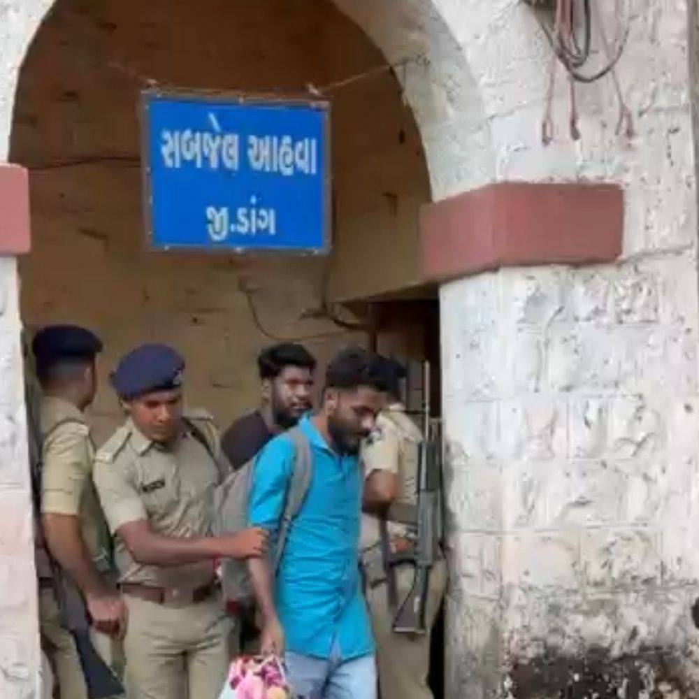 આહવા જેલમાંથી ગંભીર ગુનાના 12 કેદીઓ ટ્રાન્સફર:કાયદો-વ્યવસ્થા જાળવવાના દિશામાં એક મહત્વપૂર્ણ પગલારૂપે નવસારી જિલ્લા જેલમાં ખસેડાયા