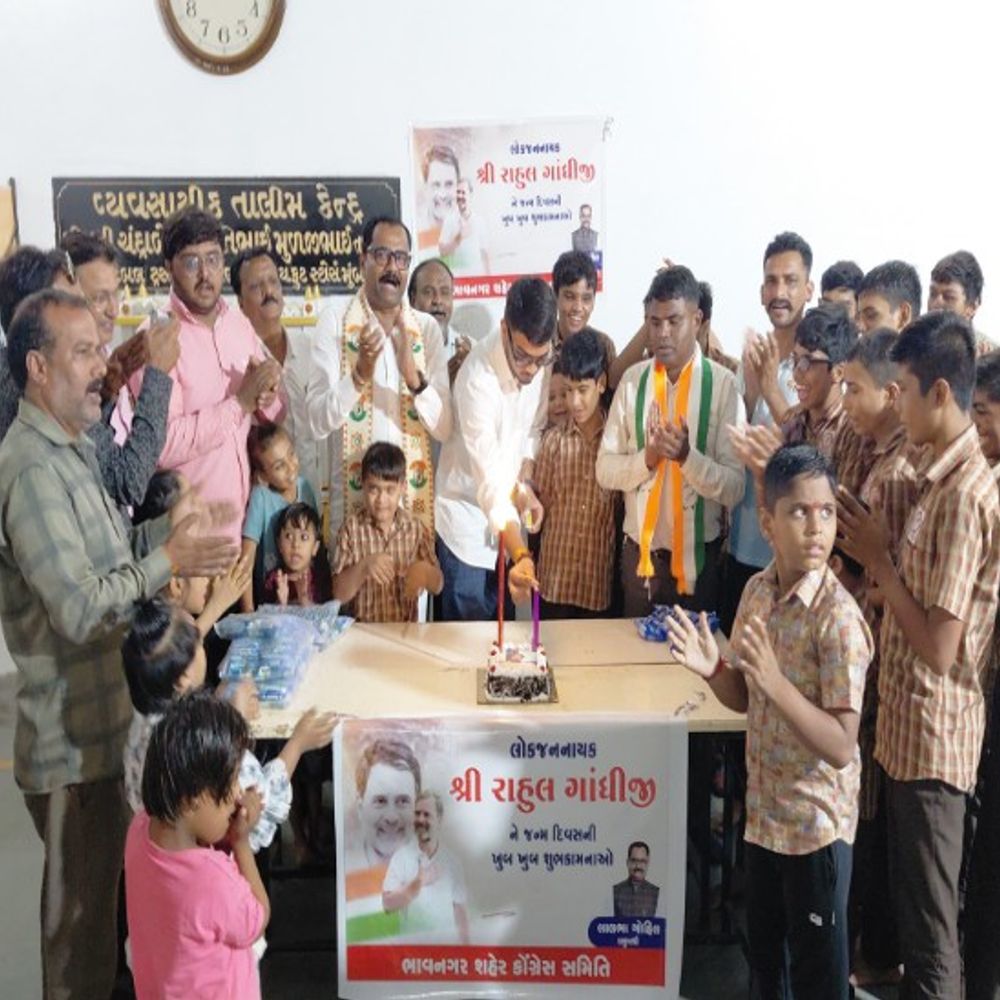 શહેર કોંગ્રેસ દ્વારા રાહુલ ગાંધીના જન્મદિવસની ઉજવણી કરાઈ:સ્પેશ્યલ બાળકો સાથે કેક કાપી ચોકલેટ-બિસ્કિટનું વિતરણ કરી ઉજવણી કરાઈ