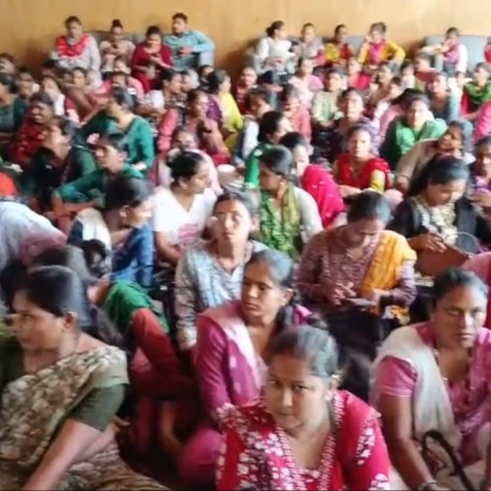 સુરત જિલ્લા પંચાયતમાં હલ્લાબોલ:500થી વધુ હેલ્થ વર્કરો ધસી આવ્યા, 4 મહિનાથી પગાર ન મળતા તંત્ર સામે આક્રોશ