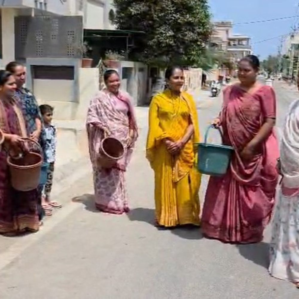 "પાણી નહીં મળે તો અમે રાજીનામું આપી દેશું":​માંગરોળમાં પાણીની વિકરાળ અછત: રોષે ભરાયેલી જનતાએ સભ્યોના ઘરો ઘેર્યા, 'પાણી આપો નહિતર રાજીનામું લો'ની ચીમકીથી રાજકારણ ગરમાયું,ભાજપ ના જ સદસ્યોએ રાજીનામાની ઉચ્ચારી ચીમકી