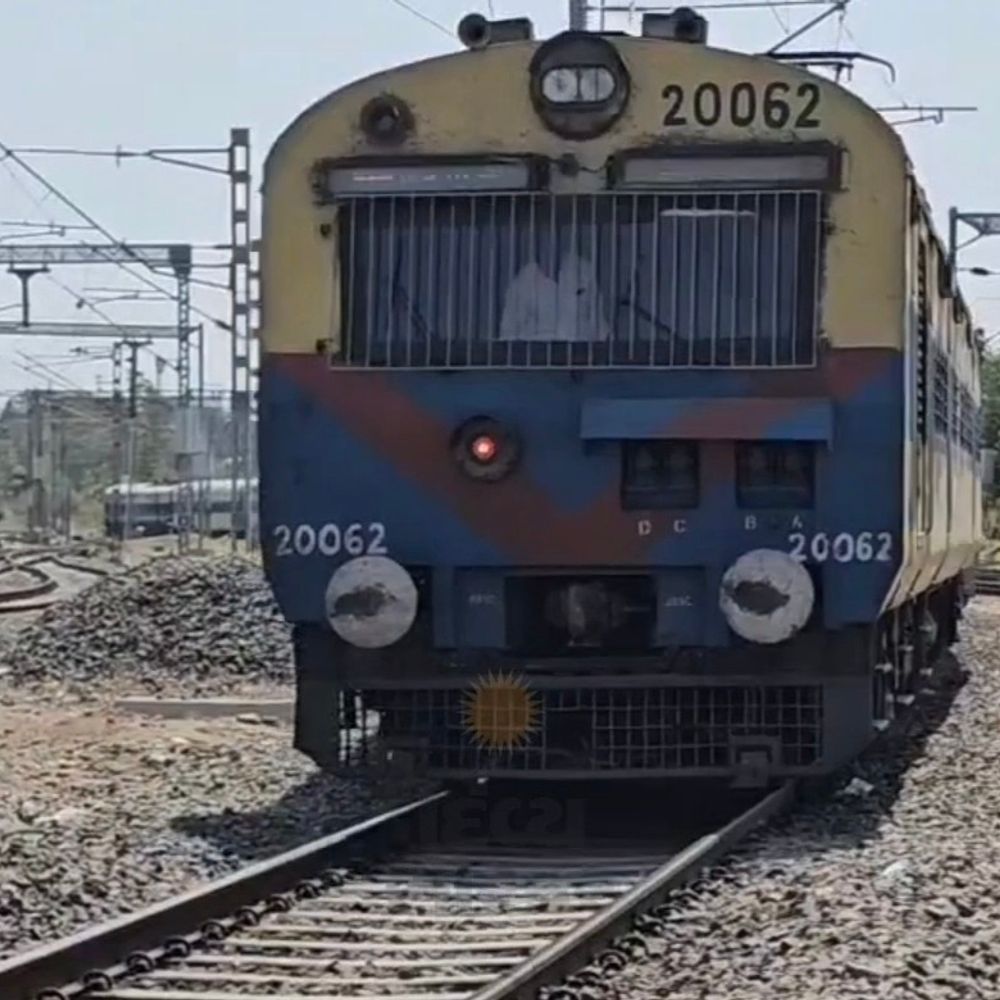 ગોધરાના ટીંબા રોડના ફાટક પર ટ્રેનની અડફેટે યુવકનું મોત:જમણા હાથે જય ગોગા લખેલું ટેટૂ, પંડ્યાપુરા રેલવે ફાટક પાસે ટ્રેક પર લાશ પડી હતી