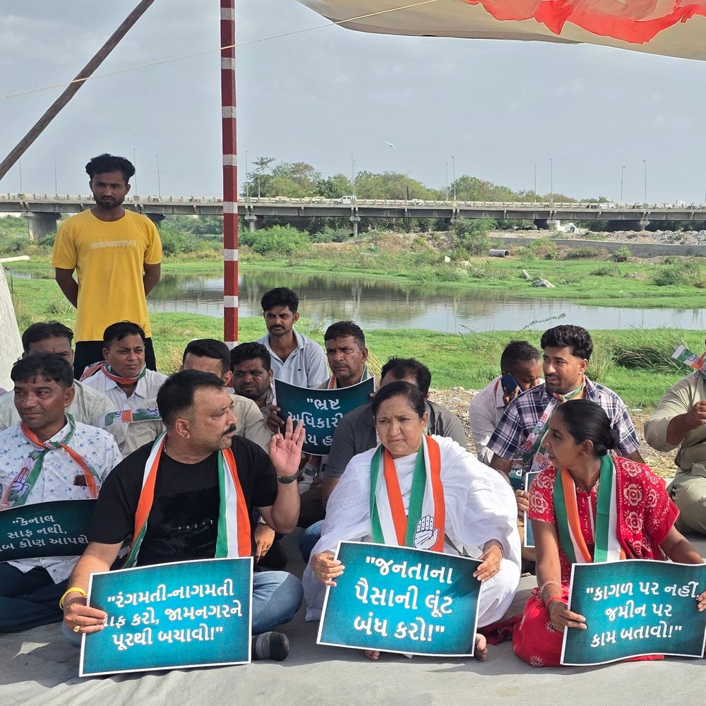 જામનગરમાં પ્રી-મોન્સૂન કામગીરી ન થતાં રોષ:રંગમતી નદીમાં કચરાના ઢગ, કોંગ્રેસે ઉગ્ર સુત્રોચ્ચાર સાથે ધરણા કરી સફાઈ કરી