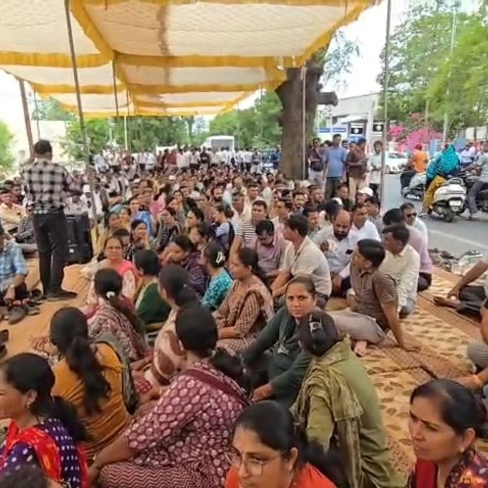 મહેસાણા જિલ્લા પંચાયત સામે પ્રાથમિક શિક્ષક સંઘના ધરણાં:જૂની પેન્શન યોજના અને TETના ફરજિયાત ચુકાદા સામે ઉગ્ર વિરોધ, નિયમોમાં યોગ્ય છૂટછાટ આપવા રજૂઆત