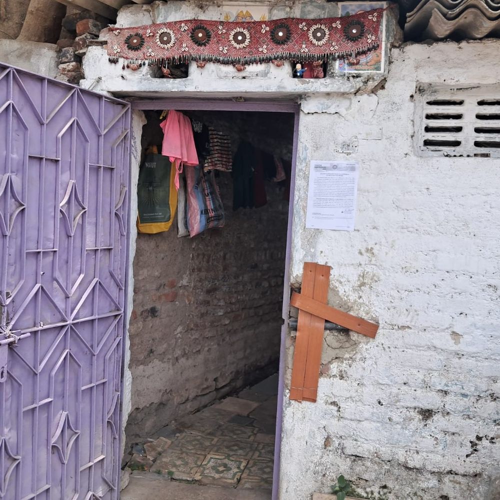 હિંગળાજનગરના 70 ઝુપડાં હટાવવા પર રોક:અમીનમાર્ગ પર મનપાની TP શાખાએ દબાણ દૂર કરવા નોટિસ આપી, મેયરે કહ્યું - ચોમાસાને લીધે હાલ ડિમોલેશન નહીં થાય