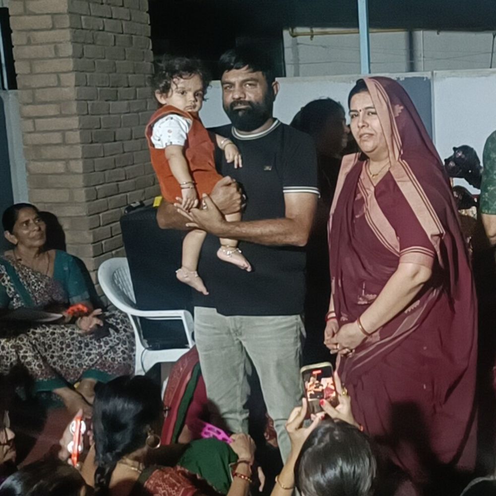 પાટણના કોર્પોરેટરે પુત્રના જન્મદિવસે ધાર્મિક યાત્રા યોજી:મુસ્લિમ પરિવારોને અજમેર, હિન્દુઓને દ્વારકા પ્રવાસ કરાવ્યો