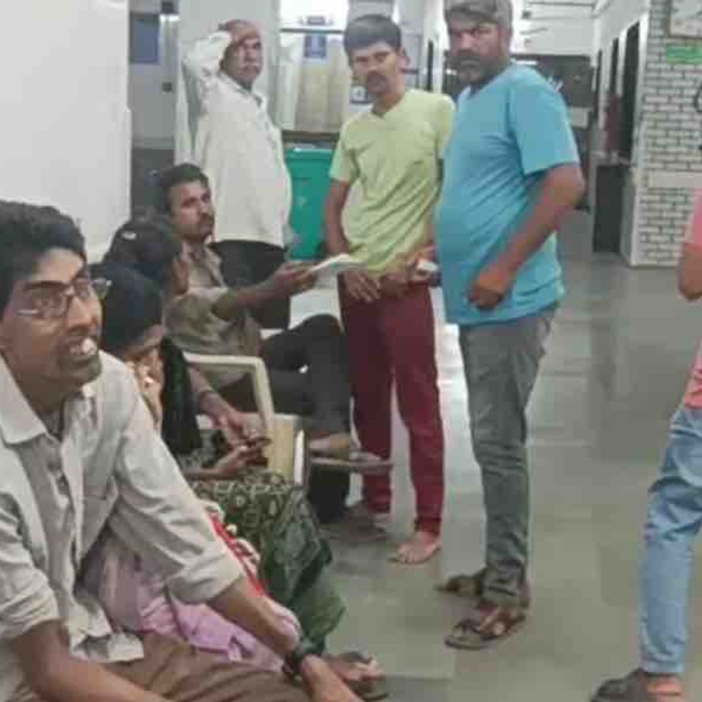 બગસરામાં હડકાયા કૂતરાએ આતંક મચાવ્યો, CCTV:કુંકાવાવ નાકા અને જીનપરામાં બાળક સહિત 10 લોકોને બચકા ભર્યા, હોસ્પિટલમાં તમામને ઈન્જેક્શન અપાયા