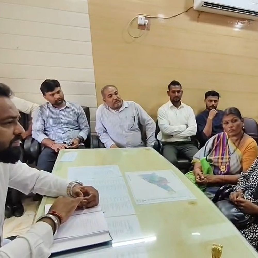 ભરૂચના જર્જરિત સિટીઝન શોપિંગ સેન્ટરમાં કનેક્શન કપાતા રહીશોમાં રોષ:મહંમદપુરાના રહીશોએ સુવિધાઓ બંધ કરાતા નગરપાલિકામાં કરી રજૂઆત, વૈકલ્પિક વ્યવસ્થાની માગ