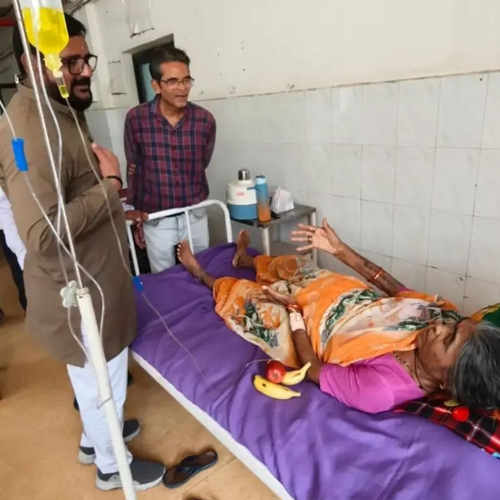 જગદીશભાઈ મકવાણાના જન્મદિવસે ગાંધી હોસ્પિટલમાં ફળ વિતરણ:સુરેન્દ્રનગર મેયર અને કોર્પોરેટરોએ દર્દીઓની સેવા કરી